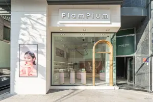 골드 아치가 돋보이는 모던 뷰티샵 PLAMPLUM